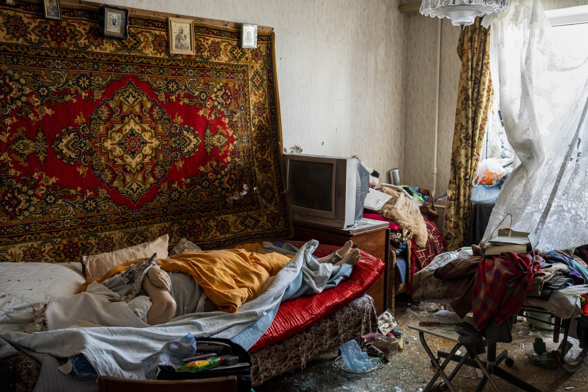 Tělo ženy, která zemřela po ruském útoku na město Umaň