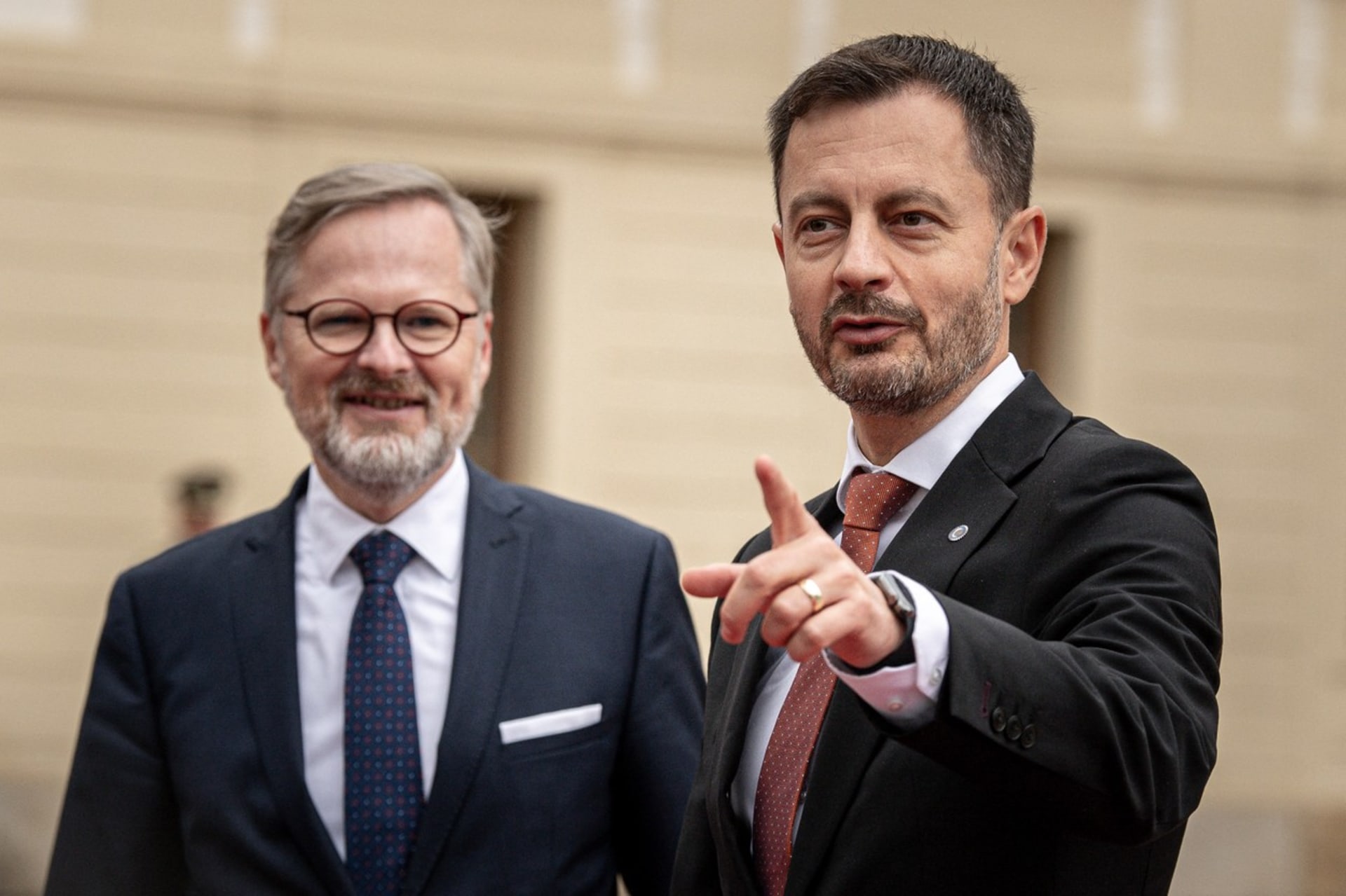 Český premiér Petr Fiala a dnes už bývalý předseda slovenské vlády Eduard Heger během summitu na Pražském hradě v září 2022