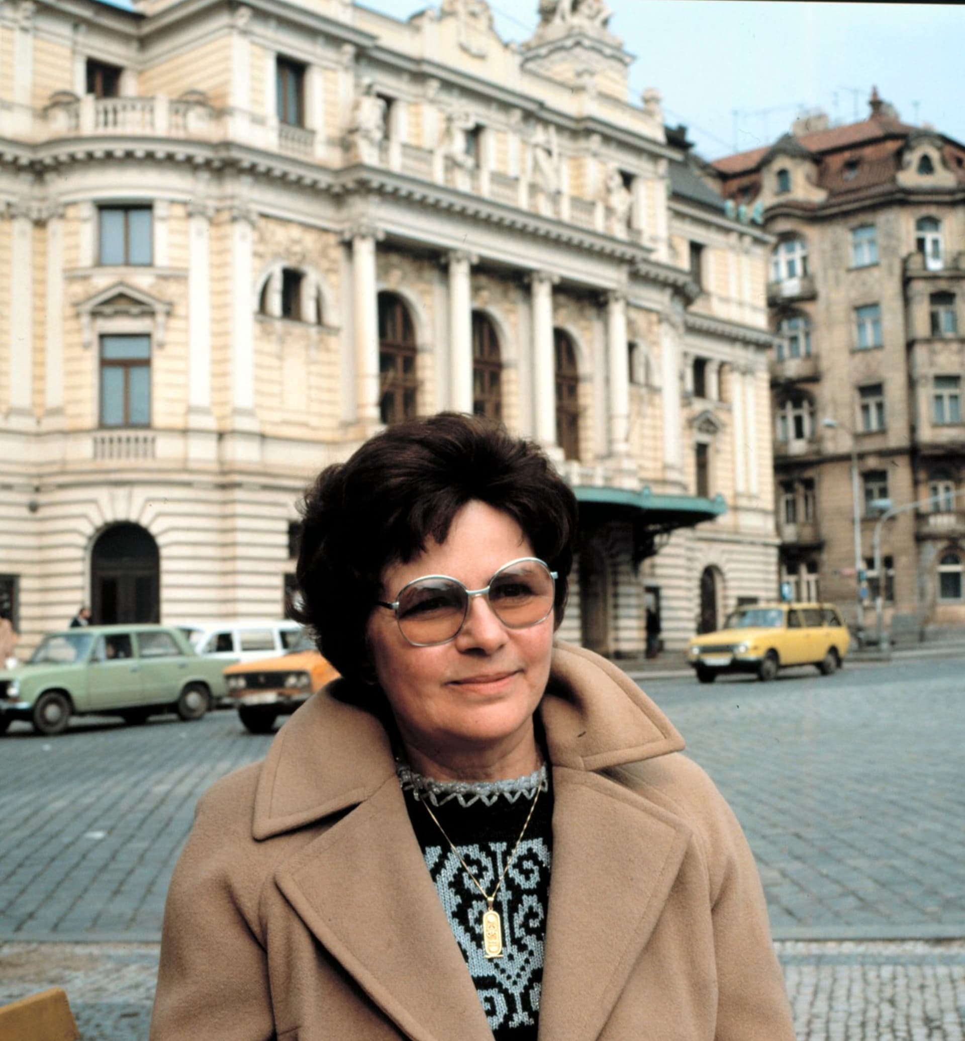 Jiřina Švorcovou před budovou Divadla na Vinohradech, kde působila od roku 1951 až do roku 1990.
