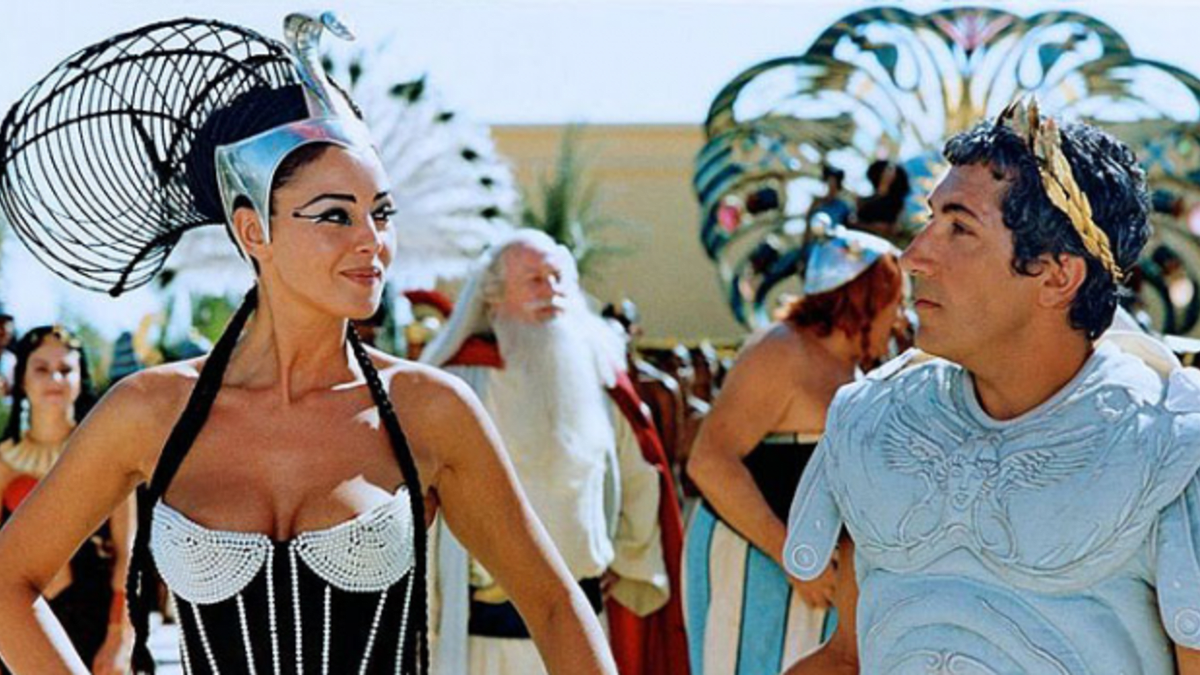 Monica Bellucci (Kleopatra) a režisér Alain Chabat jako Caesar