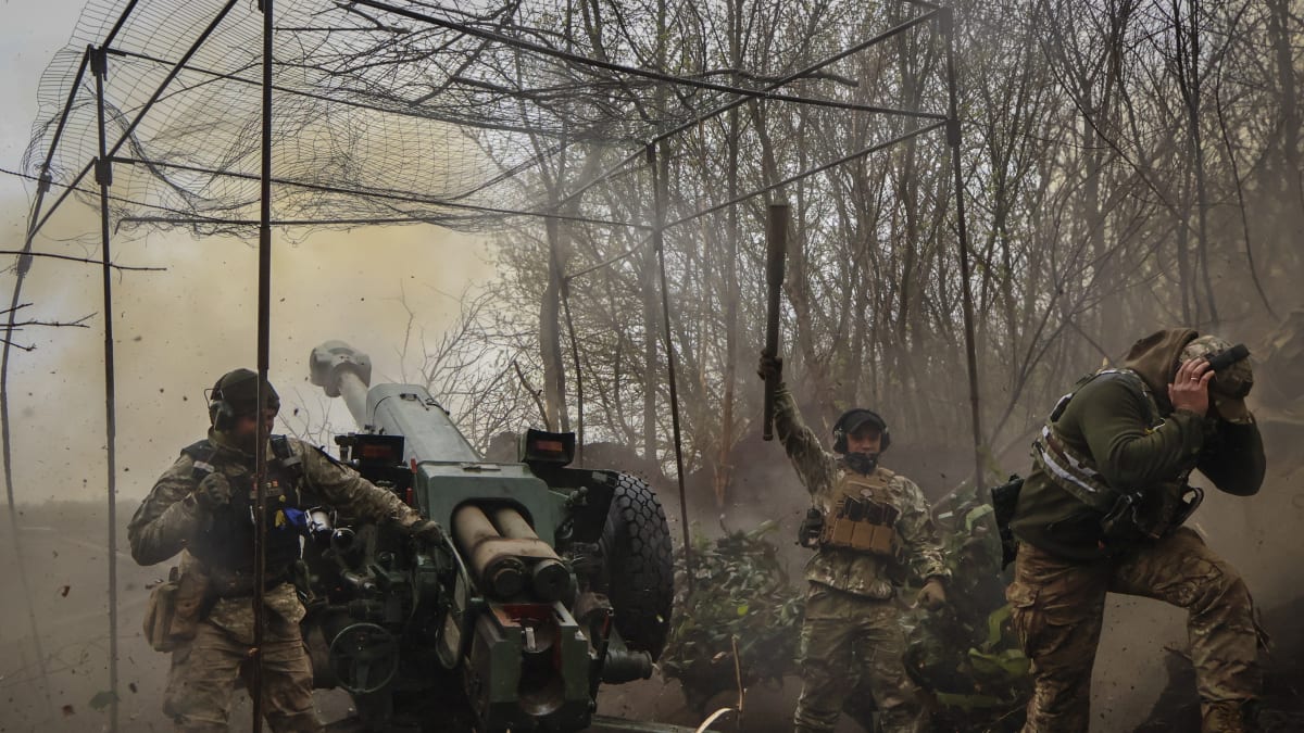 Ukrajinští vojáci pálí na ruské pozice z houfnice D-30 u Bachmutu