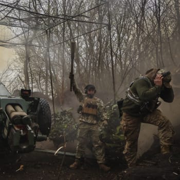 Ukrajinští vojáci pálí na ruské pozice z houfnice D-30 u Bachmutu