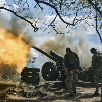 Ukrajinští vojáci pálí z děla poblíž Bachmutu.