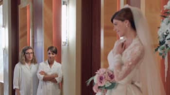 Ana v slzách připravuje svatební šaty pro Cristinu. Sledujte Velvet online