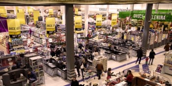 Nenápadné triky a výrazné zdražování v supermarketech. Co odhalují staré letáky obchodů?