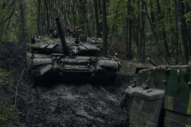 Ukrajinští vojáci jedou s tanky poblíž frontové linie u Bachmutu