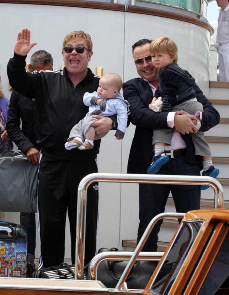 Elton John (vlevo) s partnerem Davidem Furnishem vyrazili se syny na výlet do Benátek