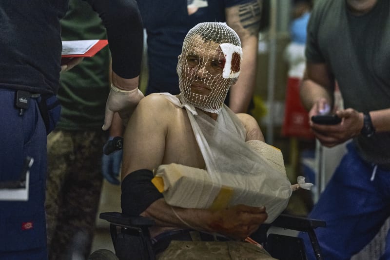Zraněný ukrajinský voják poblíž bachmutské fronty