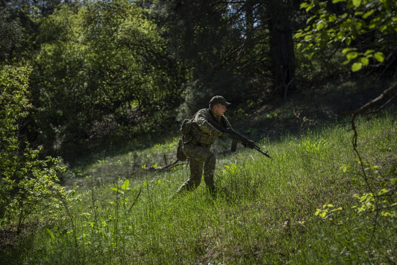 Člen ukrajinské pohraniční stráže během vojenského cvičení