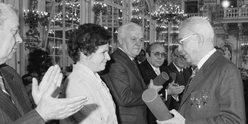 Jiřina Švorcová za totality obdržela řadu ocenění. Na snímku s prezidentem Gustávem Husákem. 