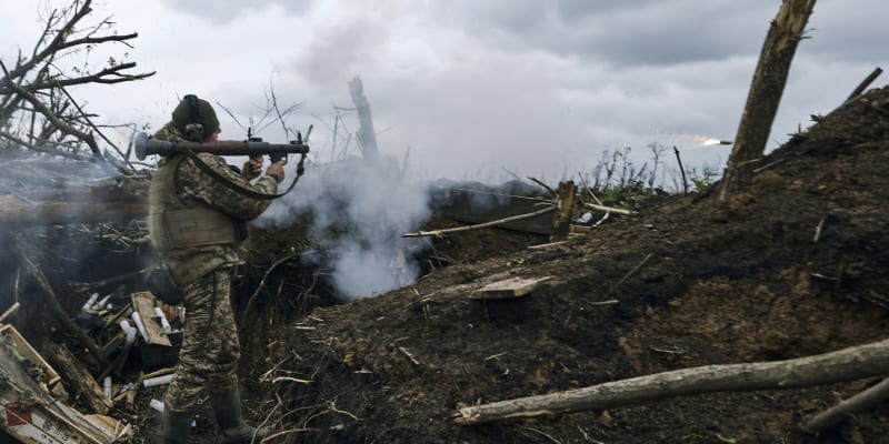 Ukrajinský voják pálí z protitankové zbraně směrem na ruské pozice na frontové linii u města Avdijivka