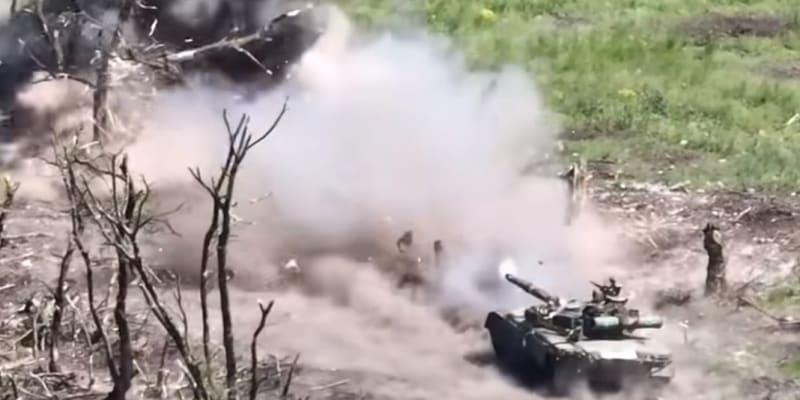 Ukrajinský tank vyčistil zákop plný ruských okupantů.