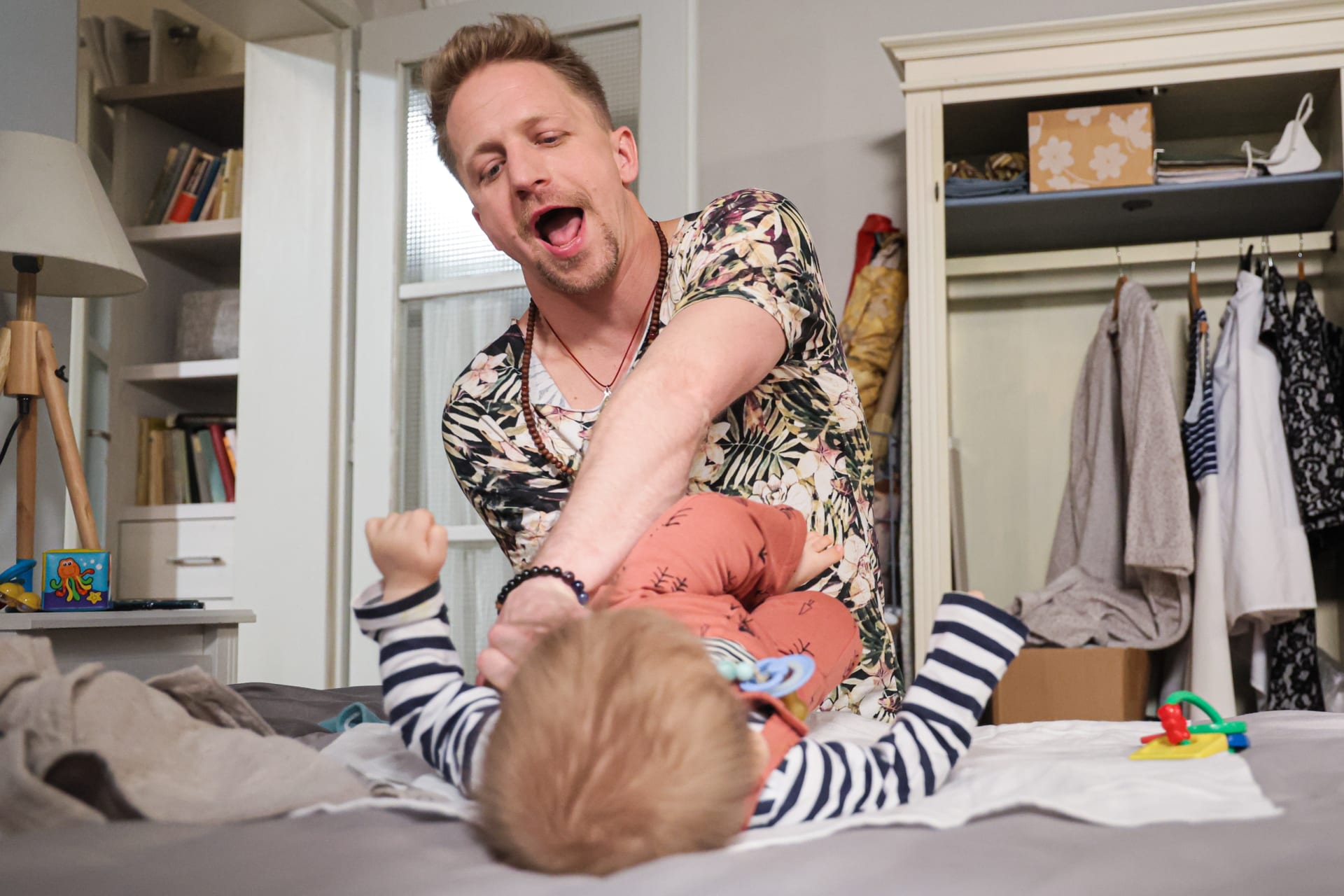 Tomáš Klus to s miminky umí. Domácí trénink teď zůročil při natáčení seriálu ZOO.