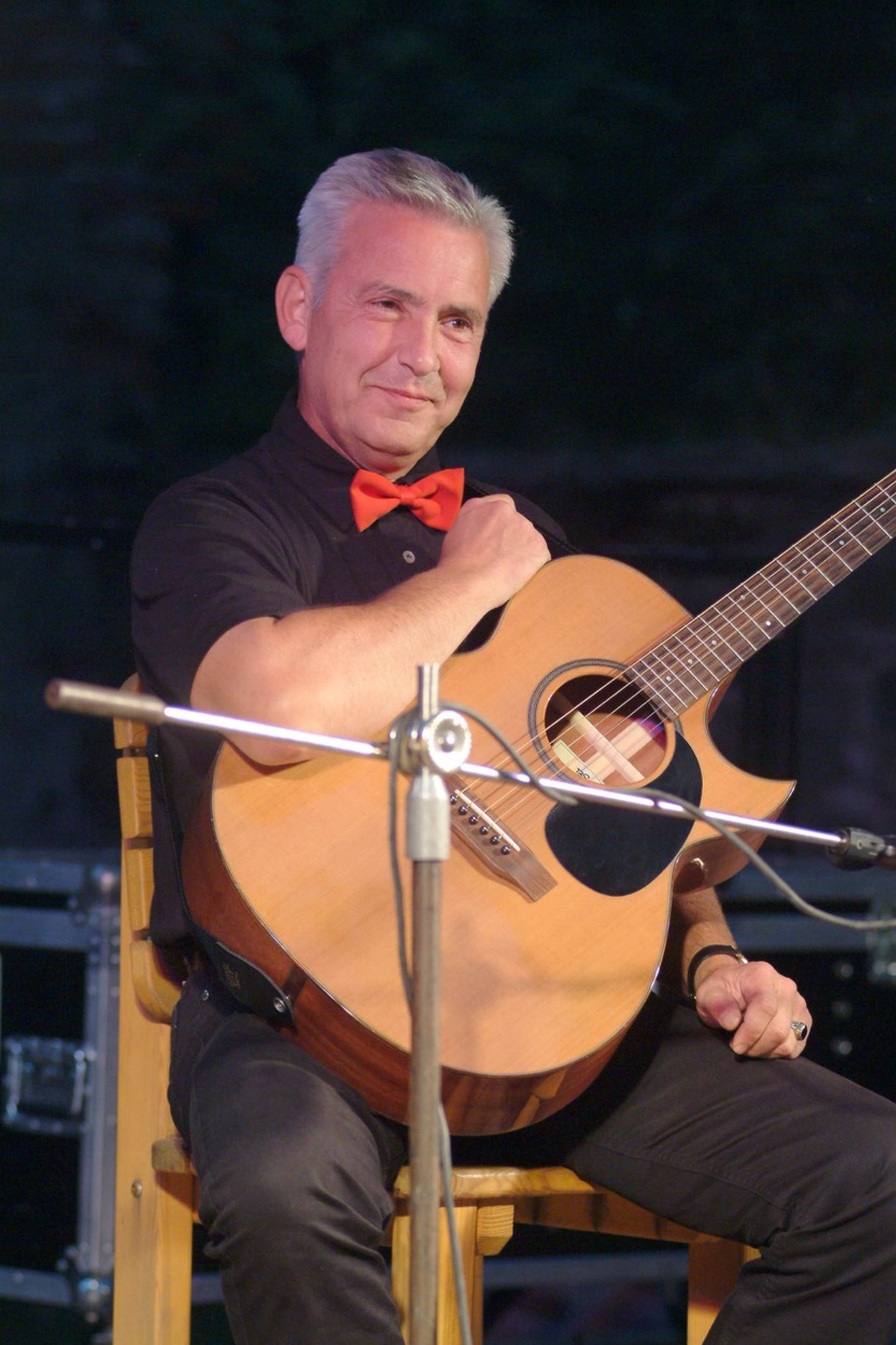 Milan Pitkin své zájezdové představení doprovází i zpěvem. 