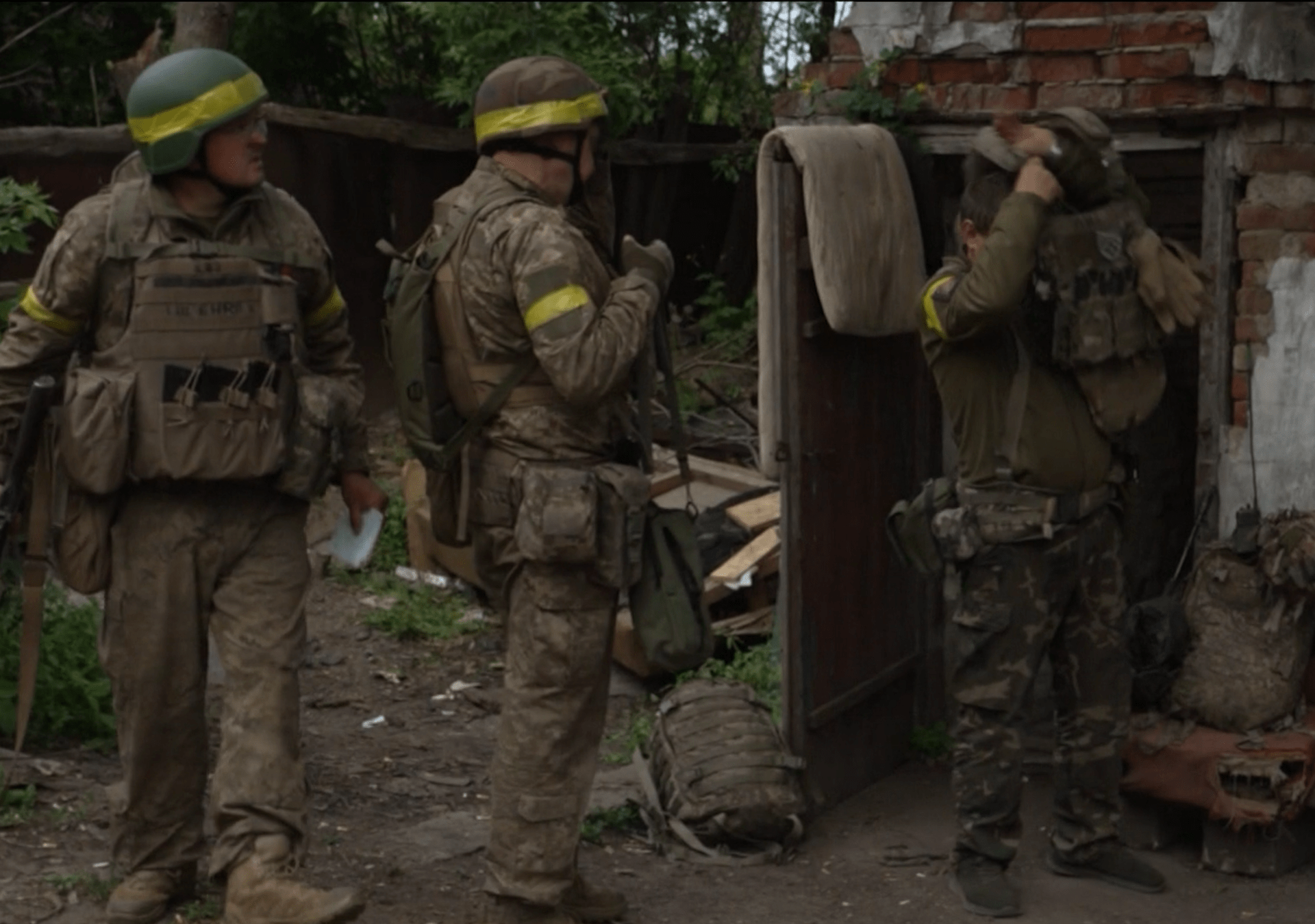 Ukrajinští vojáci se připravují na přesun do frontové linie