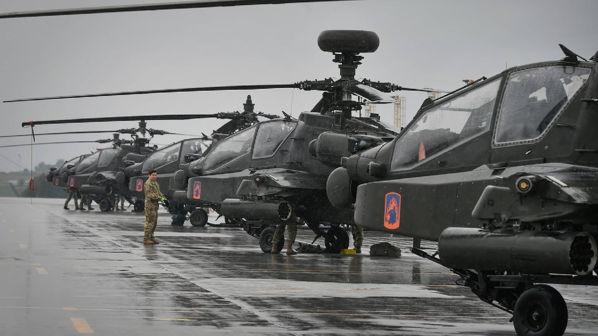 Stojánka s americkými vrtulníky AH-64 Apache na mezinárodním vojenském cvičení Ample Strike II/Odolné nebe v září 2022 v Náměšti nad Oslavou,