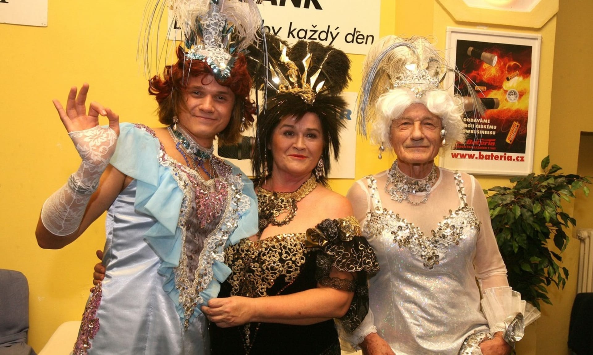 Ondřej Brzobohatý se svými rodiči při představení Klec bláznů. 