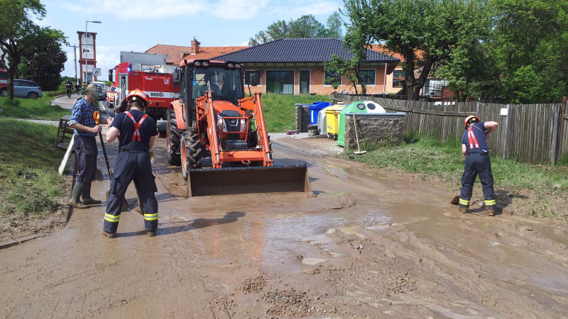 Devět jednotek hasičů likviduje následky přívalového deště v obci Přibyslavice.