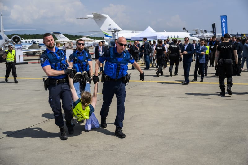 Klimatičtí aktivisté obsadili letiště v Ženevě