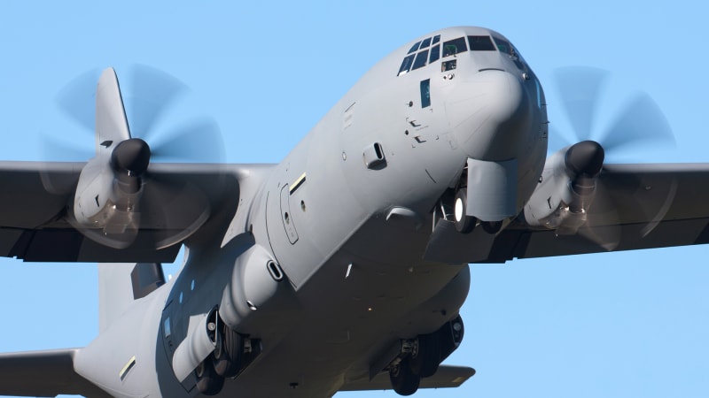 Monstrózní letoun Lockheed AC-130 je postrachem pozemních jednotek. Podívejte se, jak rozmetá cíl na kusy