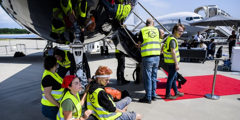 Letiště v Ženevě obsadili klimatičtí aktivisté a donutili vedení přerušit provoz.