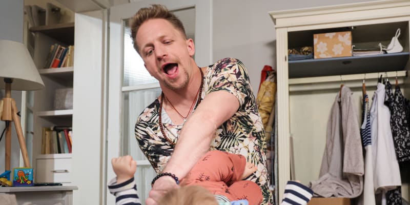 Tomáš Klus to s miminky umí. Domácí trénink teď zůročil při natáčení seriálu ZOO.