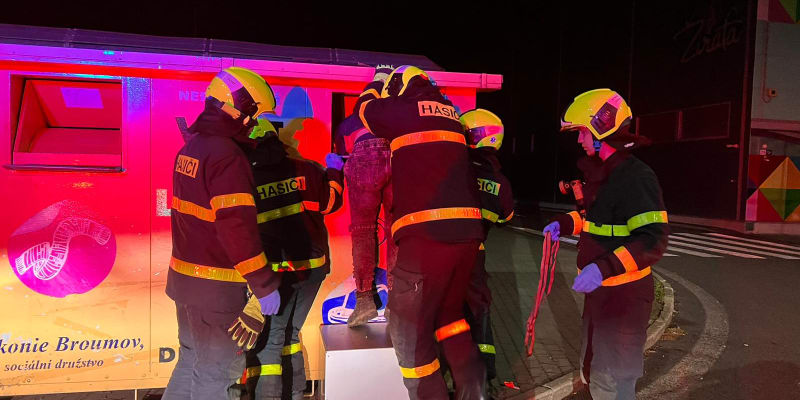 Zásah hasičů u muže zaklíněného v útrobách kontejneru.