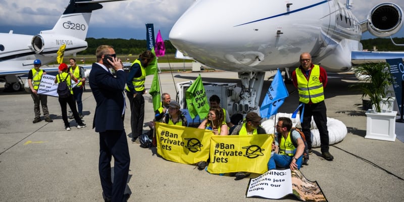 Klimatičtí aktivisté obsadili letiště v Ženevě