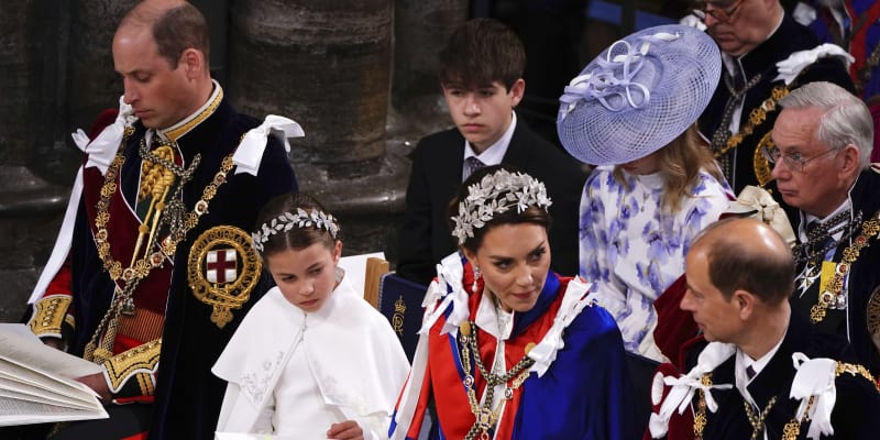 Během korunovace svého bratra seděl princ Edward vedle princezny Catherine.