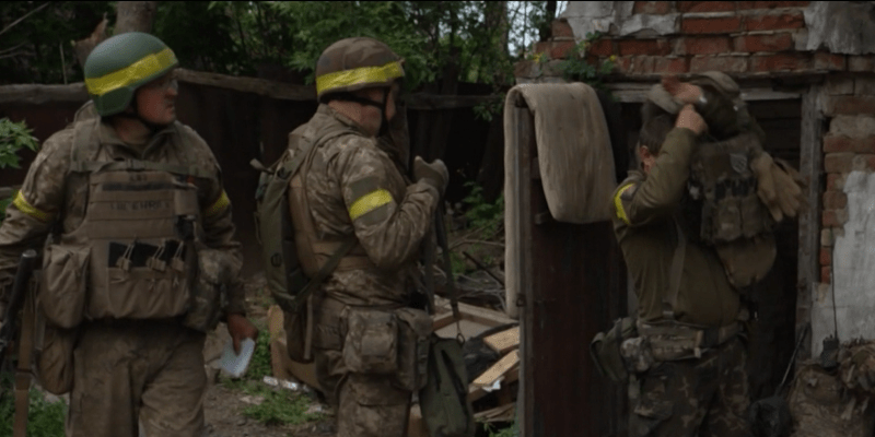 Ukrajinští vojáci se připravují na přesun do frontové linie
