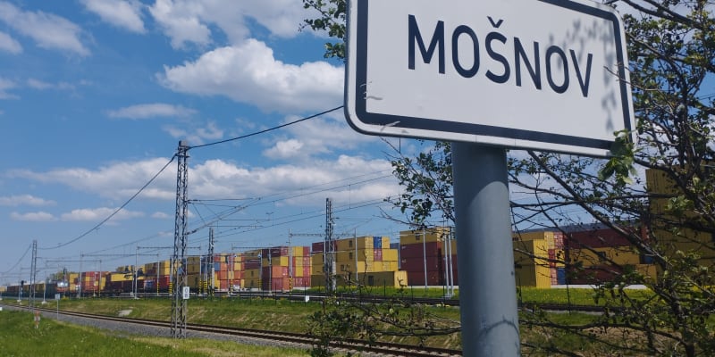 Dnešní okolí letiště Mošnov. Překladiště se má rozšířit, do areálu vstupuje i armáda.