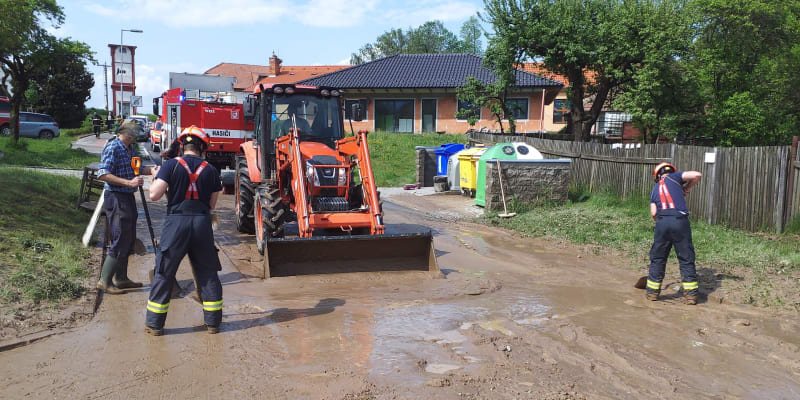 Devět jednotek hasičů likviduje následky přívalového deště v obci Přibyslavice.