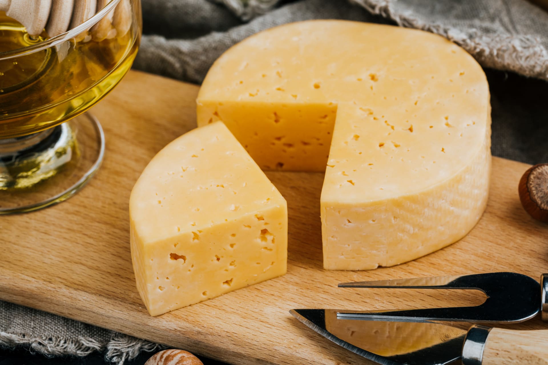 K výrobě sýrů je potřeba syřidlo, které způsobuje srážení mléka.