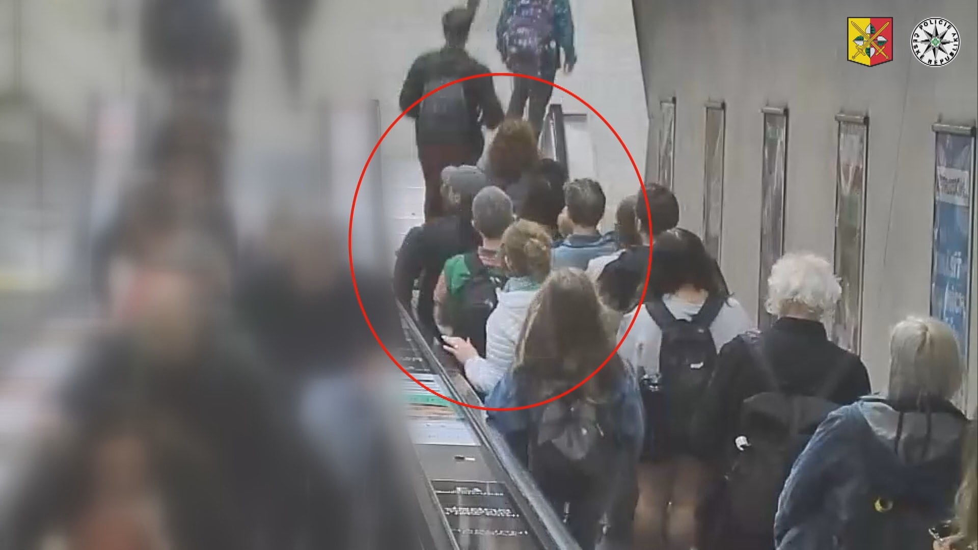 Agresor srazil muže v pražském metru jedinou ranou k zemi. Policie po něm pátrá