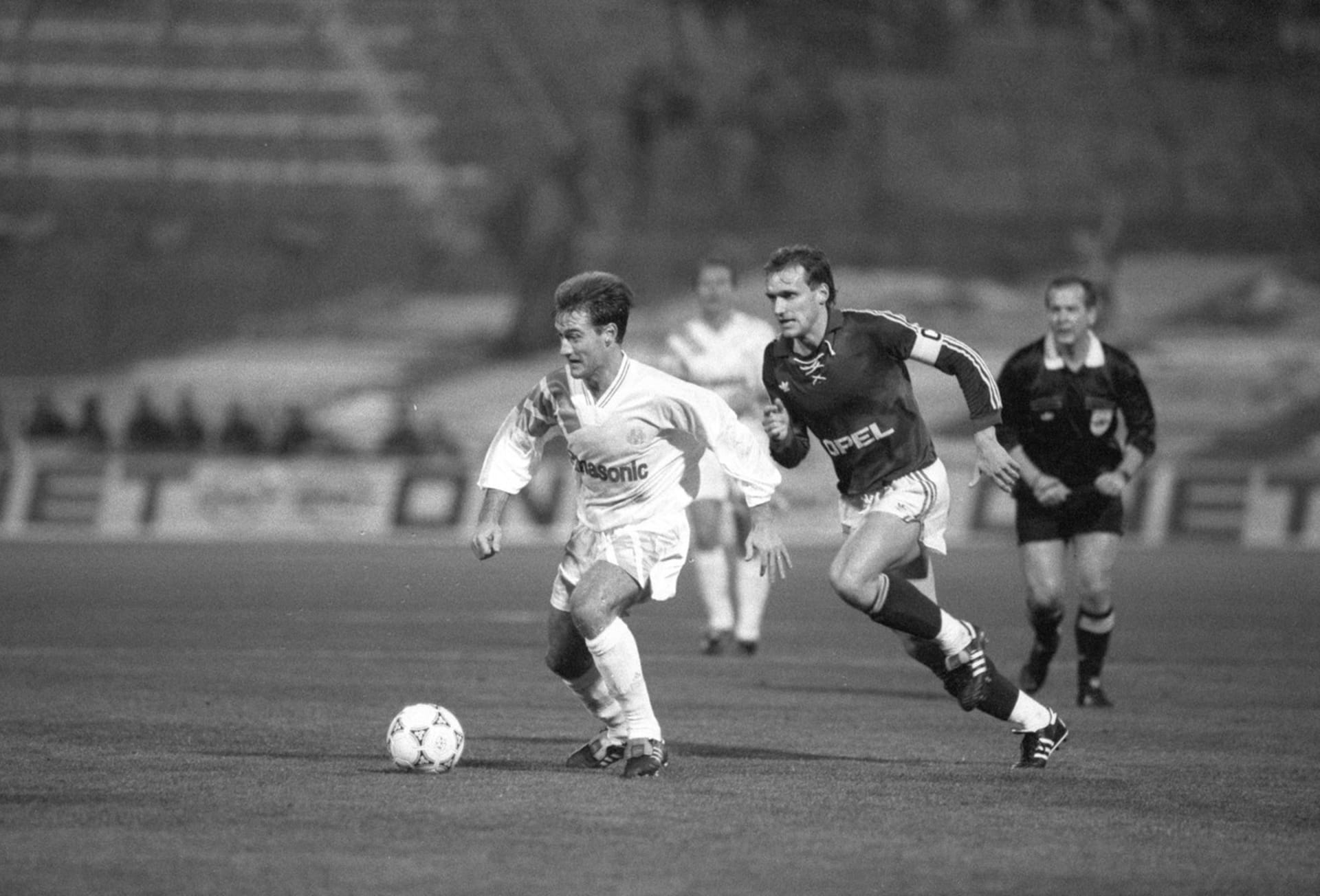 Václav Němeček (s kapitánskou páskou) ve slavné sezoně 1991-92, kdy Sparta trápila velké evropské týmy včetně Olympique Marseille.