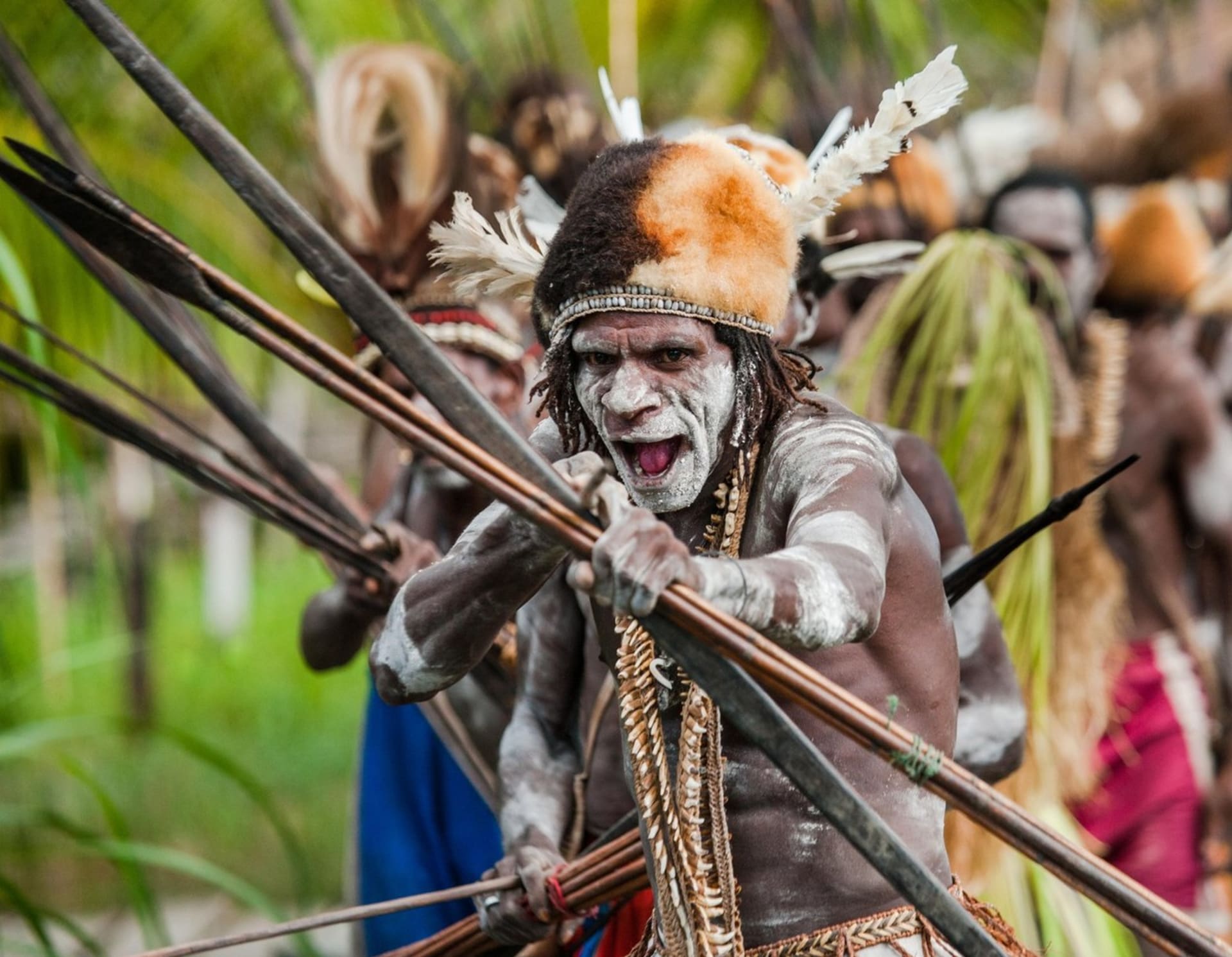 Jeden z Asmatů. Právě tento papuánský kmen je podezřelý z vraždy a konzumace Michaela Rockefellera.