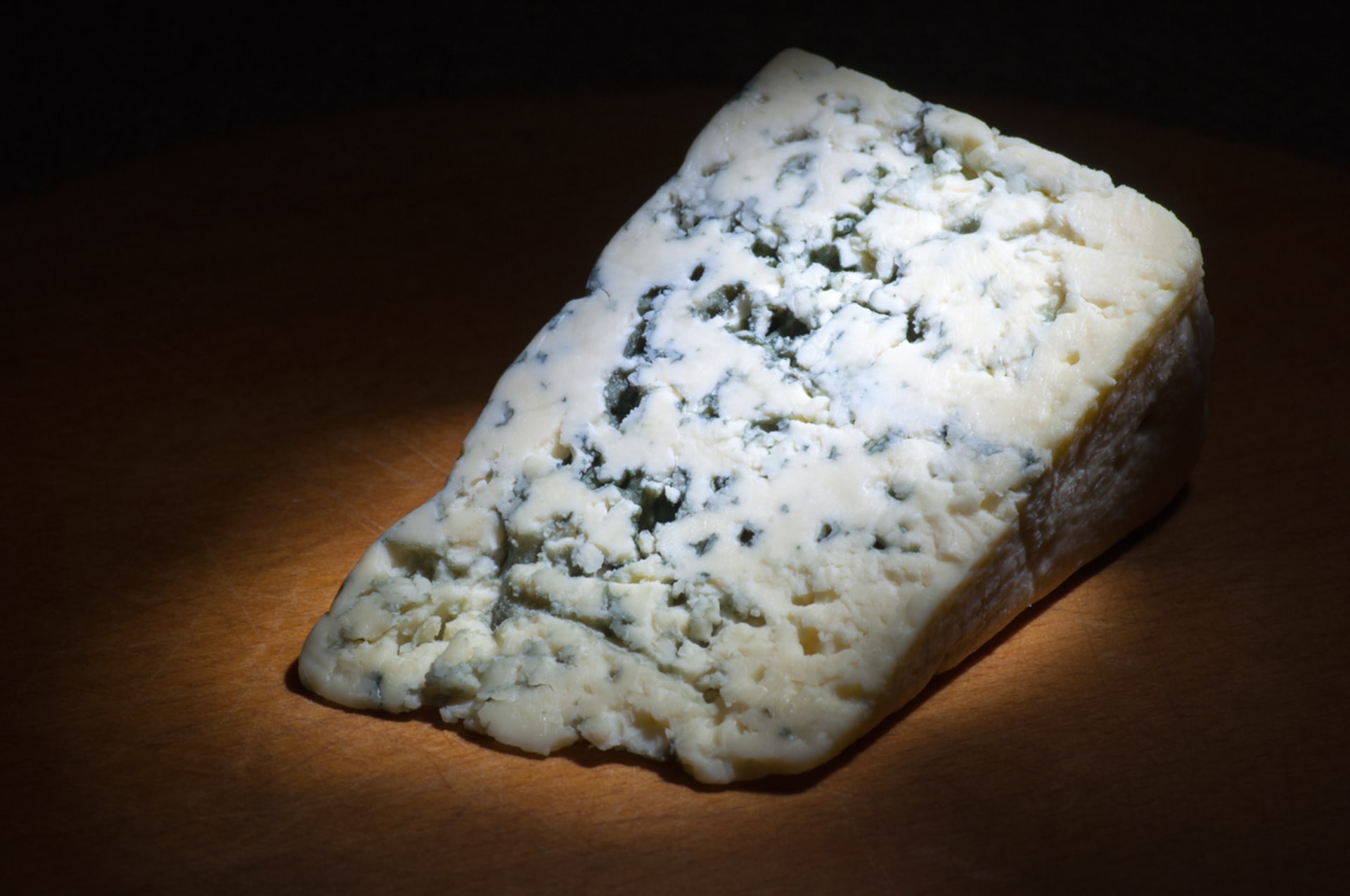 Plísňový sýr je oblíbená pochoutka.