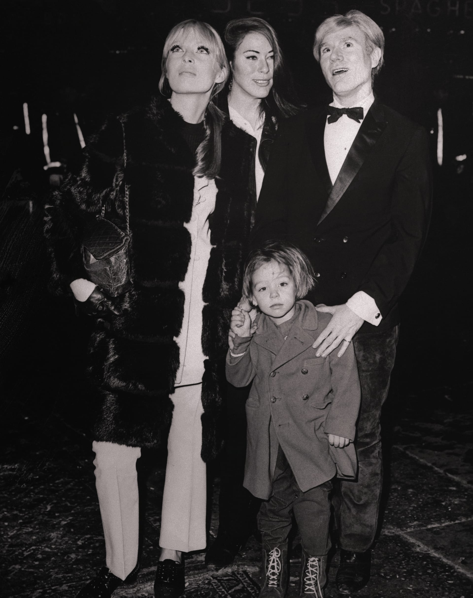 Německá zpěvačka Nico a její syn Ari Boulogne společně s herečkou Mary Woronovovou a malířem Andy Warholem. 