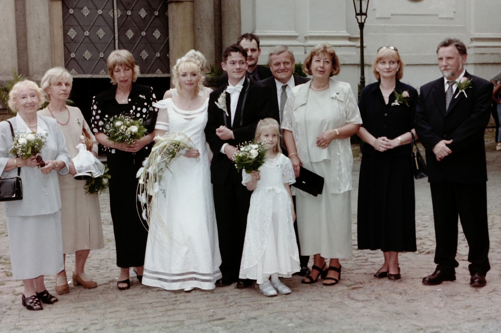 Rodinná fotka ze svatby Aleše Hámy