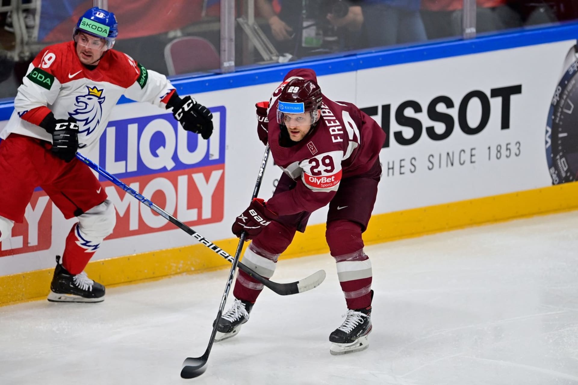 Lotyšský hokejista Ralfs Freibergs v utkání proti Česku v základní části MS v hokeji. Vlevo český útočník Jakub Flek.