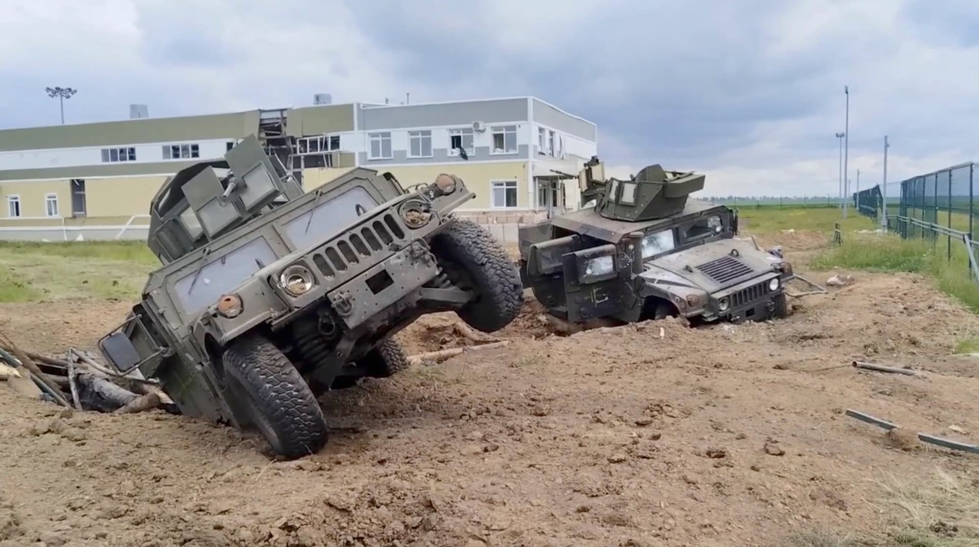 Snímek ruského ministerstva obrany, který má zachycovat zničená vozidla sabotérů v Belgorodu (23. 5. 2023).