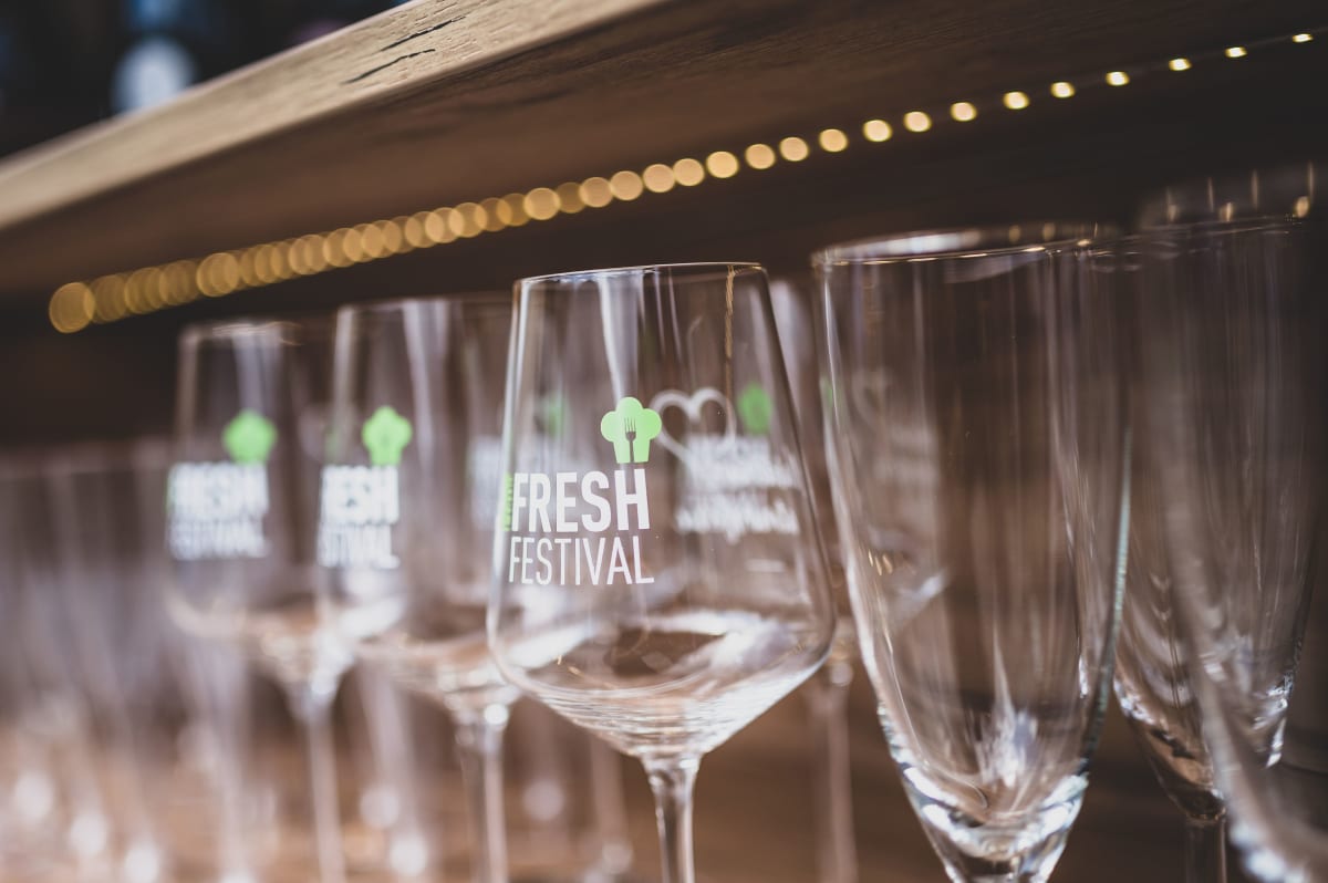 Víno si vychutnejte z festivalových sklenic