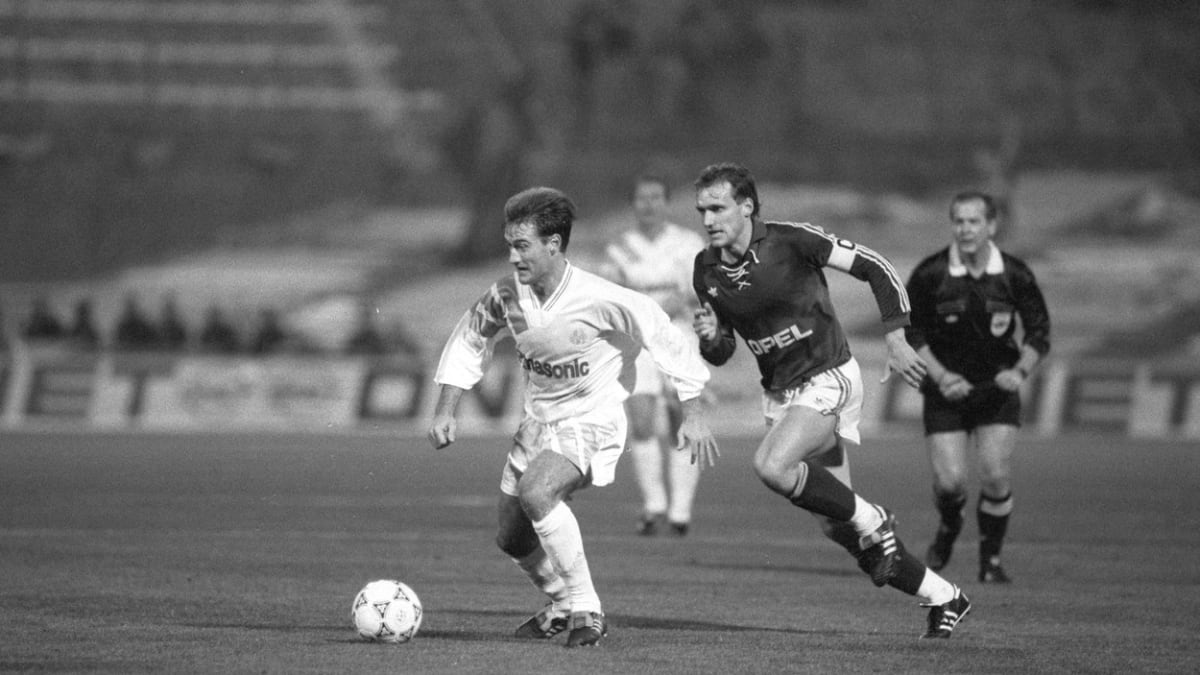 Václav Němeček (s kapitánskou páskou) ve slavné sezoně 1991-92, kdy Sparta trápila velké evropské týmy včetně Olympique Marseille.