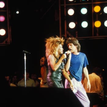Tina Turnerová a Mick Jagger na společném vystoupení v roce 1985