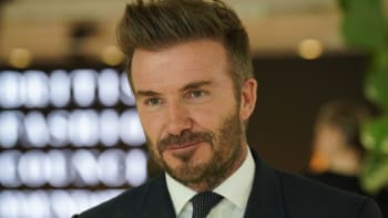 David Beckham šokoval make-upem! Fotbalista zveřejnil odvážné beauty video s návodem