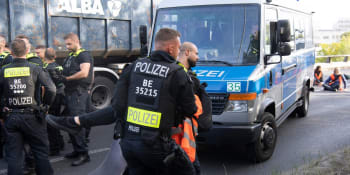 Razie u německých klimatických aktivistů. Policie u „přilepovačů“ provedla domovní prohlídky