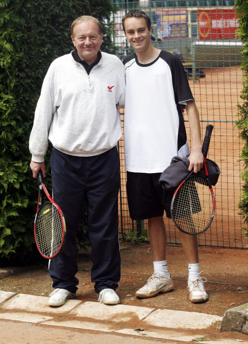 Luděk Sobota se synem Ladislavem, který se živí jako tenisový trenér. 