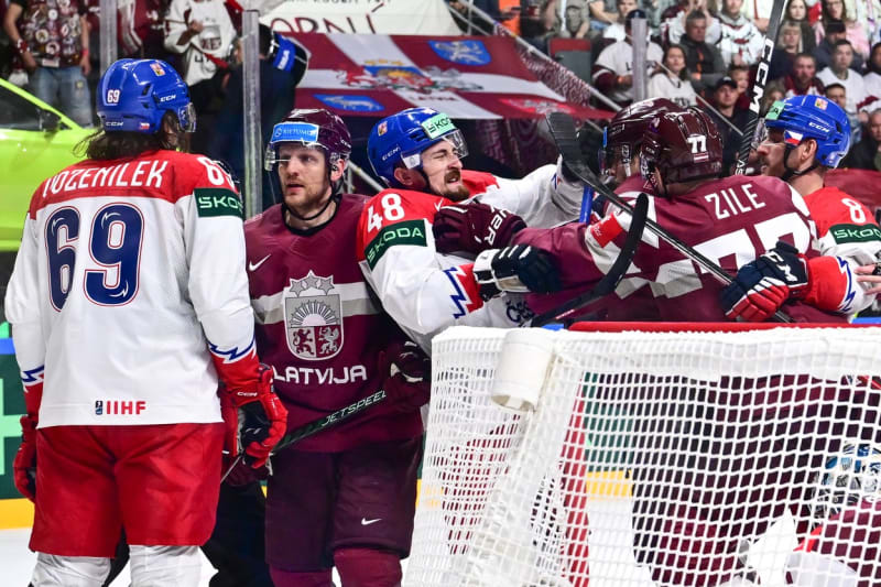 Lotyšský hokejista Ralfs Freibergs (druhý zleva) ve skrumáži před brankou při utkání proti Česku