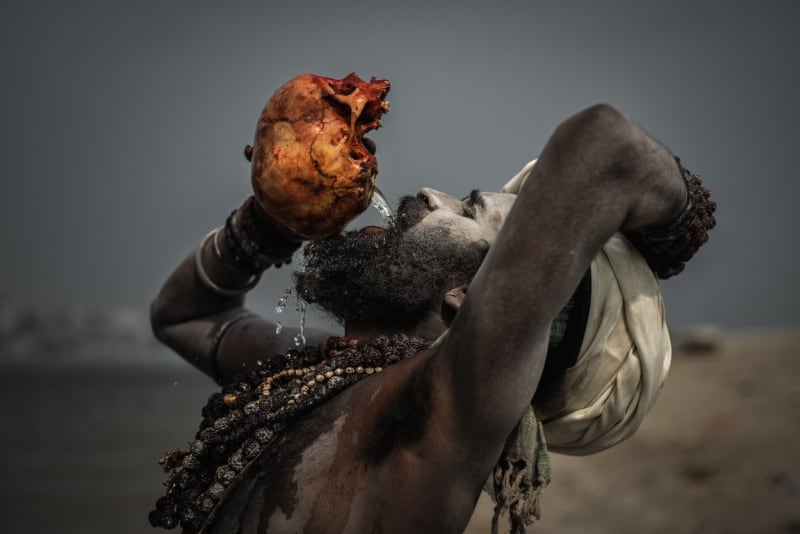 Kanibalismus praktikovala i indická sekta Aghori, kterou zdokumentoval polský fotograf Jan Skwara.