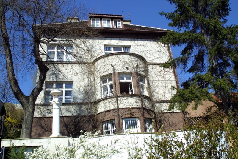 V této vile Luděk Sobota žije se svou manželkou Adrianou. 